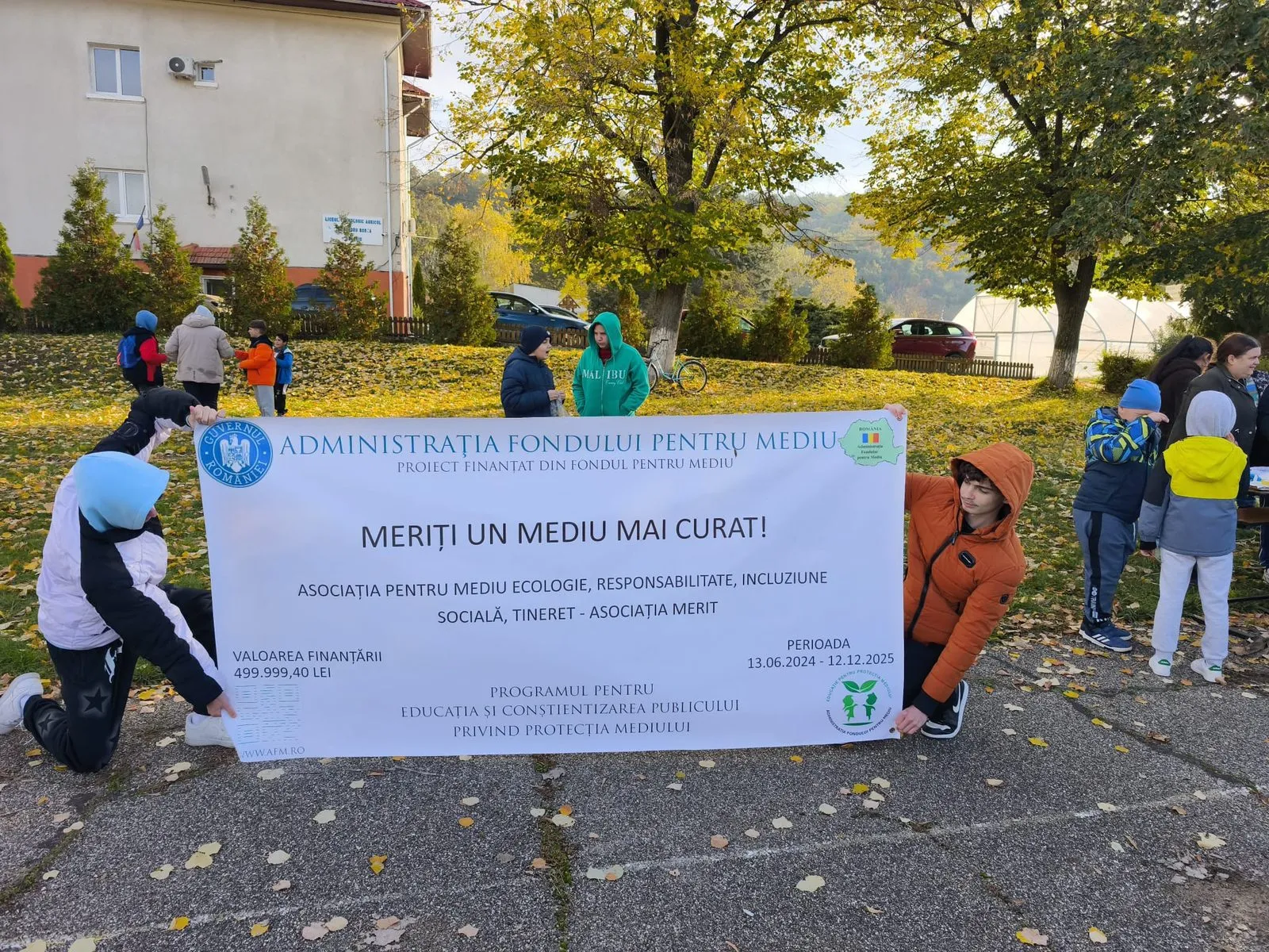 Elevi ținând bannerul proiectului „Meriți un mediu mai curat!” la Liceul Tehnologic Agricol din Geoagiu